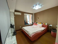 急租芳草苑 精装修 一室两厅 可以租一个房间 也可以两个房间1300/月有车库