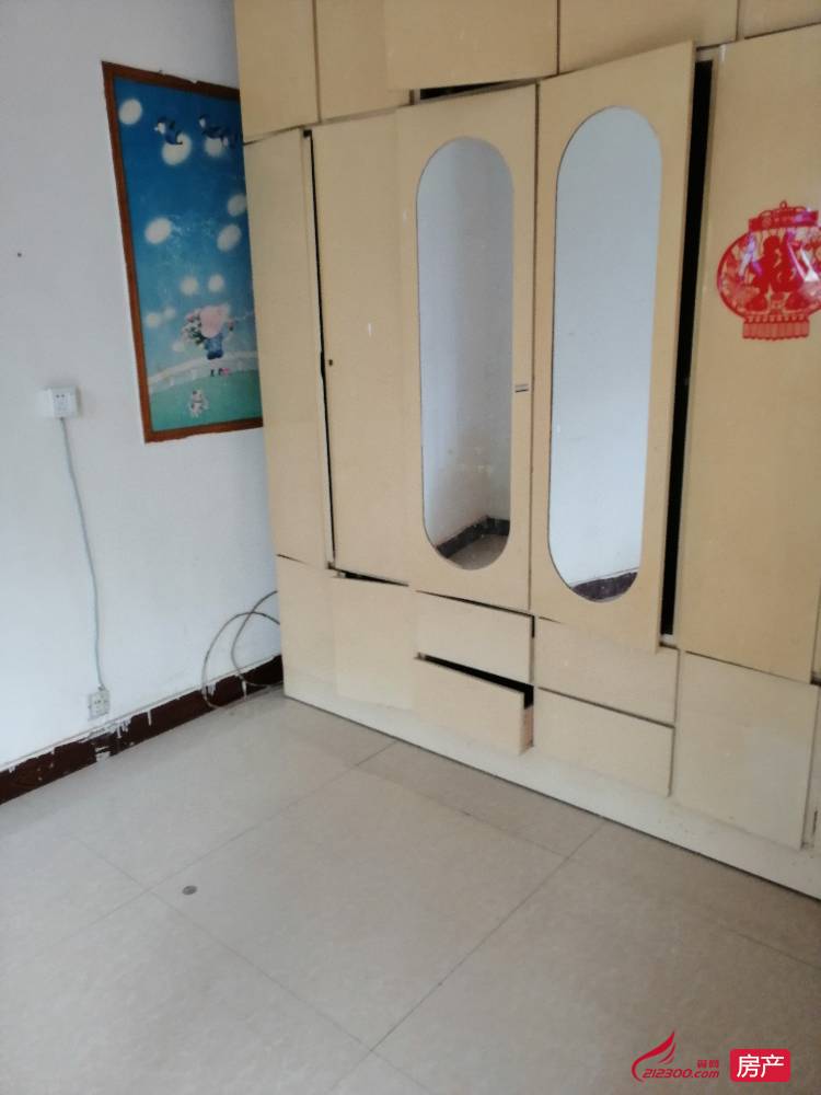 开发区中心校对面，中心嘉园4楼 2室2厅1卫简装家电齐全1100元/月