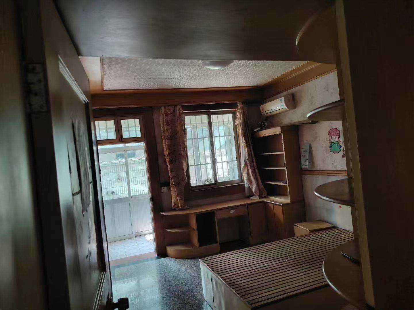 河畔花园一楼120平方三室二厅一卫老装修院子，1300元/月